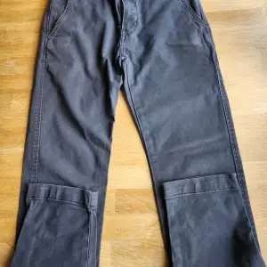 Säljer ett par marinblå Levis chinos i bra skickt.Byxorna är W28×L30. De är sköna att ha på. Köpte från Levis affär i Borlänge.