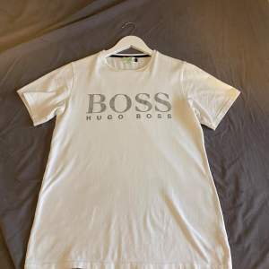 Snygg Hugo boss t shirt helt ny i stort sett, sitter jävligt bra. Priset är inte hugget i sten 