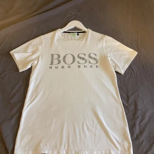 Hugo boss t shirt - Snygg Hugo boss t shirt helt ny i stort sett, sitter jävligt bra. Priset är inte hugget i sten 