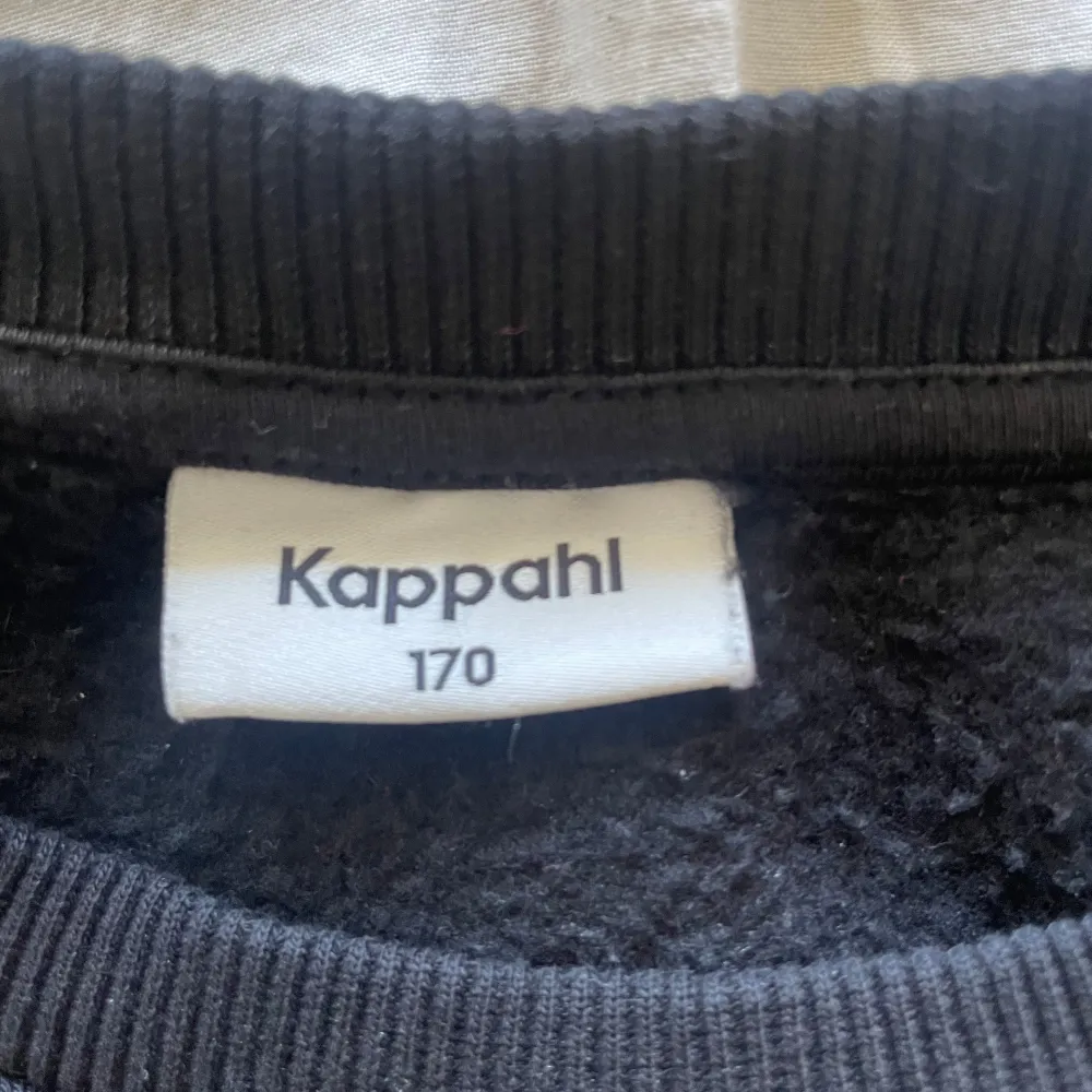 Tja säljer en svart sweatshirt från Kappahl i storlek 170 då den är för liten ny pris är 300kr men säljer den för 189 om du vill köpa denna med en grå eller båda två går det bra har du några frågor är det bara att höra av sig mvh Levi!. Hoodies.