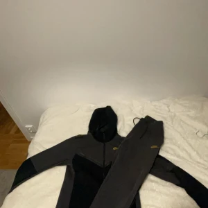 Nike tech fleece - Hej, säljer en tech fleece i storlek xs dom är i bra skcik.