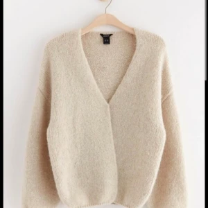 Lindex kofta - Säljer pga köpte för stor storlek och hann inte skicka tillbaka så den är bara testad och i väldigt bra skick.Storlek M-L