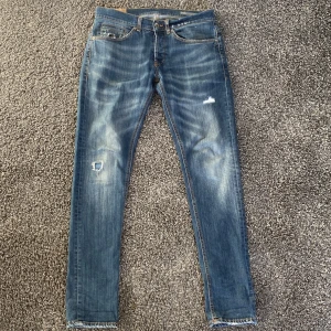 Dondup george  - Säljer mina sköna dondup jeans  | modell:178cm ,väger 64kg | fraktas inom 12h 📦| skicket är bra som bilderna visar | priset ej hugget vid smidig affär|