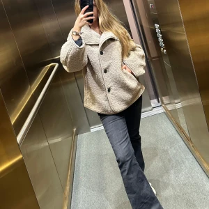 Helt ny H&M teddyjacka - Beige/nougatfärgad teddyjacka från H&M med lappar kvar, endast provat en gång hemma säljer då jag tyckte den va lite stor på mig. Jätte fin modell och fina detaljer💕