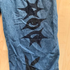 Baggy jeans - Har målat med textilfärg, Väldiiiiigttt baggy jeans, men bra condition. Skriv snälla innan du köper!:)