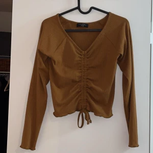 Brun/orange tröja  - Skön tröja, inte så jätte använd men lite nopprig och har ett väldigt litet hål vid ena mudden. Storlek M men lite mindre i storleken så den skulle nog passa både XS och S