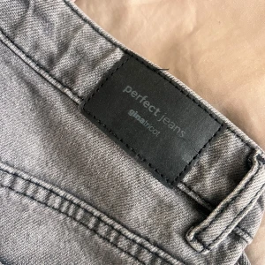 Flare jeans petite - snygga gråa flare jeans från gina i petite. oskadda och superfina i st 36 💞