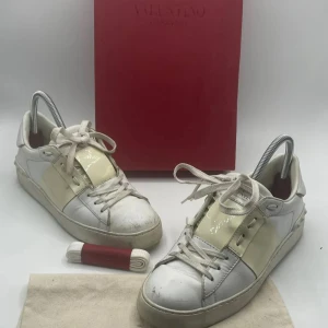 Valentino open - Ett par valentino open i storlek 37,5 passar 38,5, 7,5 skick, kommer med extra snören, original boxen och dust bag och pris kan diskuteras 