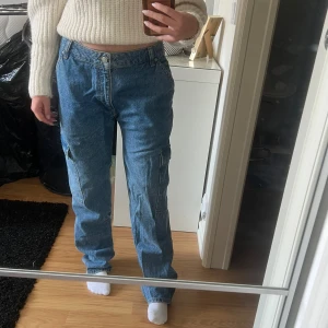 Jeans - Blåa cargo jeans i storlek 28/30