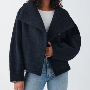 Mörkblå kappa - Säljer fin kappa i väldigt fint skick💓 Då den är lite för lite för mig, använd högst 7 gånger 