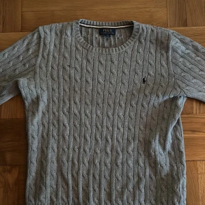 Kabelstickad Ralph lauren tröja - Ralph lauren tröja i storlek S men skulle säga att den är lite mer som en M. Jag säljer den eftersom den är lite för stor. Skriv om ni har frågor😊