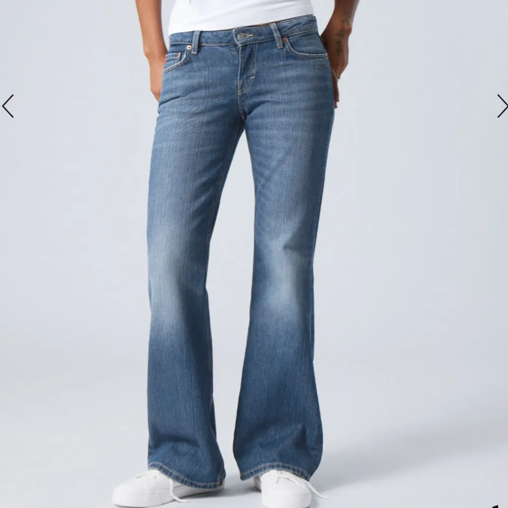 Säljer ett par snygga blå bootcut jeans i klassisk stil. lågmidjade från weekaday, färgen ser ni på sista bilden☺️ W24 L32 ”nova slim bootcut jeans”. Jeans & Byxor.