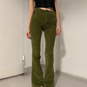 Manchesterbyxor  - Gröna unika manchesterbyxor från Lois.  Kan mötas upp i Stockholm🍀 172cm.