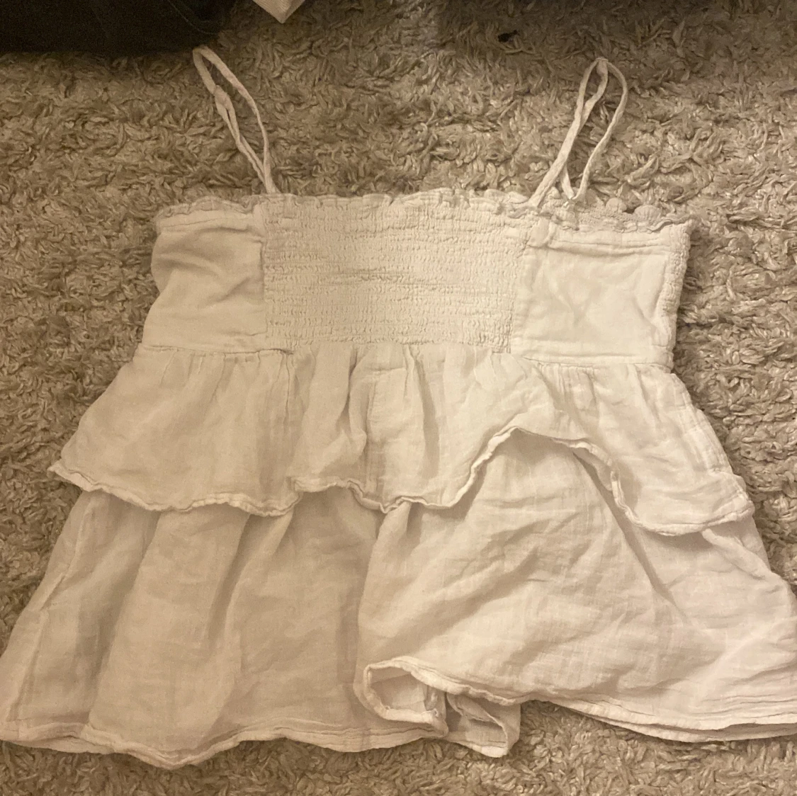 Säljer en skit snygg tröja med redigerings band ifrån ginatricot som man även kan göra till en kjol❤️ - 92