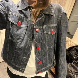 Jeans jacka  - En jeans jacka i bra skick, knappt använt. Väldigt bra kvalite. 