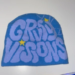 Mössa - Denna mössa är både varm och stilren. Tillverkad av mjukt material, ger den bra skydd mot kylan. Den passar perfekt för både vardag och friluftsliv. Med en klassisk design kan den lätt matchas med olika jackor och outfits. Mössan är också lätt att bä