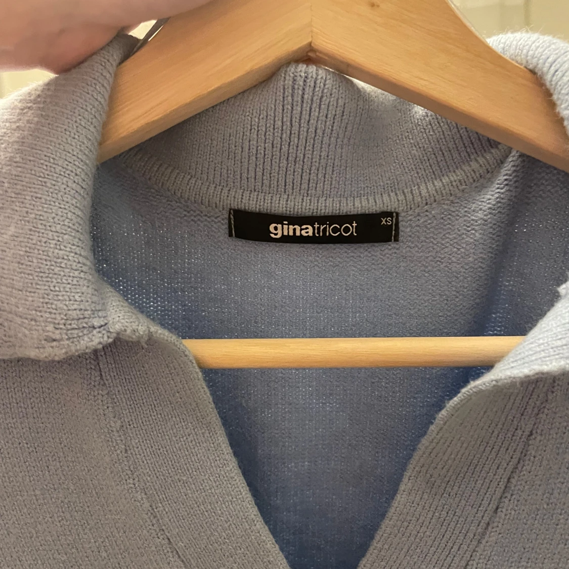 Blå stickad tröja med krage - 92