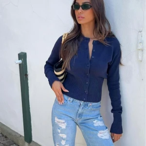 Stickad kofta Nelly - SÖKER stickad kofta/tröja från Nelly i marinblå, helst stl XS. Hör av er om ni har och kan tänkas sälja💙