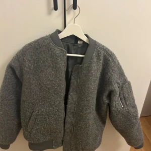 Teddy jacka hm - Säljer min Teddy jacka från förra vintern, köpt här på plick också. Använd fåtal gånger, säljer då den inte kommer till användning längre. Är i väldigt bra skick.🥰