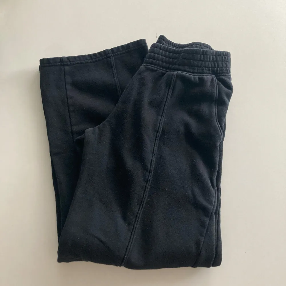 Säljer ett par svarta mjukisbyxor i skönt material. Perfekta för en avslappnad dag hemma eller en snabb tur till affären. Byxorna har en elastisk midja för extra komfort och två sidofickor. De är i bra skick och redo för en ny ägare!. Farkut & Housut.