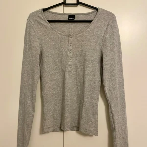 Långärmad tröja  - Fin grå tight tröja, i stl S från Gina Tricot. Jag säljer den på grund av att den är för liten 😊köparen står för frakten❣️