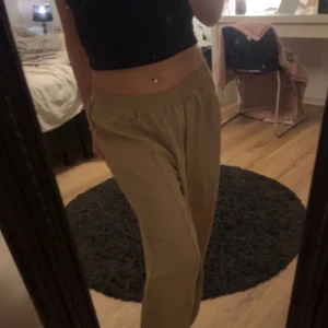 Byxor  - Oanvända byxor ifrån Ullared. Ej använda då dom inte föll mig i smaken riktigt. Dom är storlek M men sitter bra på mig som vanligtvis har xs/s. Dock pösiga. 