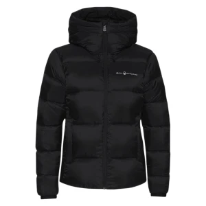 sail raicing jacka - säljer min vinterjacka, köpte förra vintern men den är för stor. nypris 4200, kan diskutera pris ( obs, den har vissa hål men de är tejpade med tejp för utomhusjackor och syns knappt ) ❤️