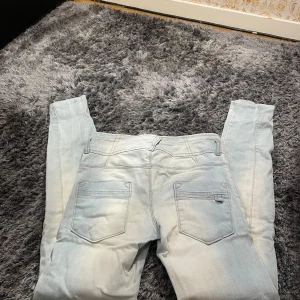 Ljusblå jeans från Zara - Säljer ett par ljusblå jeans från Zara, TRF Collection. De har en klassisk femficksdesign med knapp och dragkedja fram. Perfekta för en avslappnad vardagslook!
