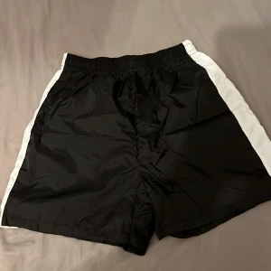 Shorts - Shorts med påsliknande material.
