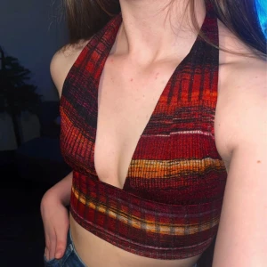 Mönstrad halterneck-topp - Helt oanvänd topp från NLY ONE med öppen rygg som knyts i nacken ☀️ Upplevs som skimrig i direkt solljus & har superfin färg 🤩 Skönt material & har extratyg på insidan.