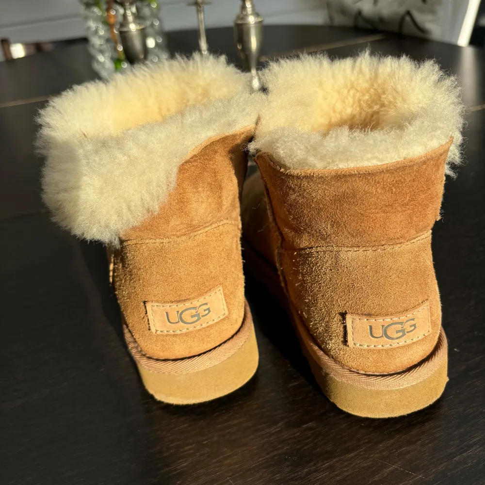 Säljer ett par sparsamt (typ nyskick) använda uggs i strl 36 . Skor.