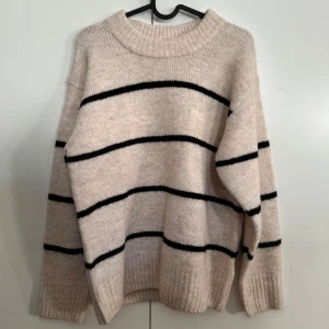 Beige randig stickad tröja - Säljer en jättefin stickad tröja som är i väldigt bra skick som ny, använd max 1-2 gånger. 💖💖Den är i storlek 158/164 men passar mig som brukar ha xs-s