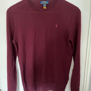 Ralph lauren tröja röd - Säljer min riktigt snygga ralph lauren tröja i ull då den inte passar. Har bara använt den ett fåtal gånger. Den är XL i barnstorlek (163-174 cm).