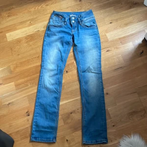Ltb jeans 24/30 - Säljer dessa snygga low waist ltb jeansen i 24/30💗 Bra skick inga defekter. Nypris 915