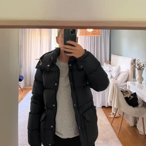 The North face vinterjacka - Säljer denna marinblåa noth face jackan. Äkta dun. Sparsamt använd så i mycket fint skick. Lite samma stuk som en fjällräven jacka. Varm och skön vinterjacka☃️❄️skicka för frågor eller fler bilder på jackan. 