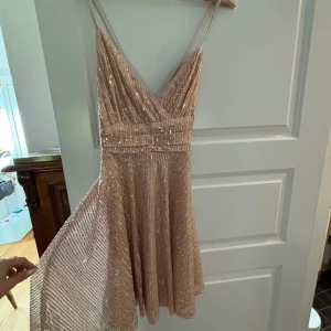 Klänning - Storlek S, nyskick med prislapp. Glittrig festklänning.🍾🌟Pris kan diskuteras.