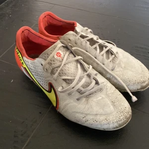 Nike tiempo legend 9 - Elite skor i lite sämre skick. Men också använda av Sotte(backen i AIK) därav priset. Kom gärna med bud och tveka aldrig vid frågor.