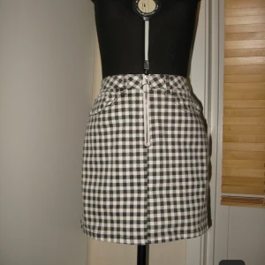 Rutig kjol - Fin figurnära rutig kjol! Perfekt för hösten🍂