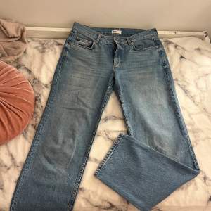 Ett par jätte snygga baggy jeans ifrån Gina. Jeansen är i jätte bra skick den är knappt använda. Byxorna köptes för 500. 