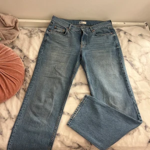 Baggy jeans  - Ett par jätte snygga baggy jeans ifrån Gina. Jeansen är i jätte bra skick den är knappt använda. Byxorna köptes för 500. 