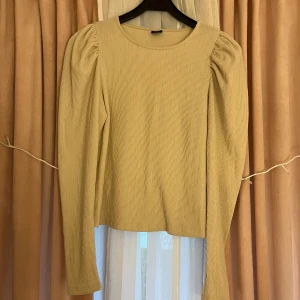 Tröja  - En jätte söt tröja ifrån Gina tricot. Tröjan är knappt använd. Den är i ett skönt ribbat material. 