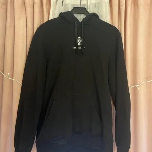 Hoodie  - En jätte skön hoodie ifrån hm, hoodien är i jätte bra skick den har inga märken eller fläckar på sig. 