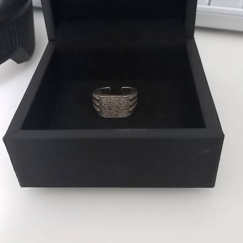 En vädligt unik silver ring i s.925. Accessoarer.