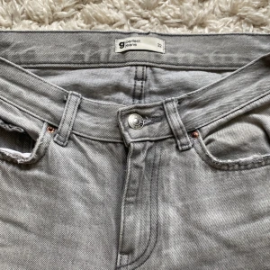 Gråa jeans från Gina  - Ett par gråa Jeans från Gina i storlek 32. De är i bra skick och använda ett fåtal gånger. 