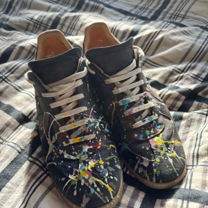 Maison margiela gats  - Populära maison margiela paintsplash skor - storlek 44 men passar även 43-42 - Bra skick, inga noterbara defekter - Inget og ingår - Kontakta vid frågor!🍂