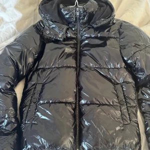 Svart jacka från Nelly  - Första bilden är lånad‼️ jätte snygg jacka, säljer då det inte längre är min stil. Den användes sparsamt förra vintern, har inga defekter.  Orginalpris: 799 kr  