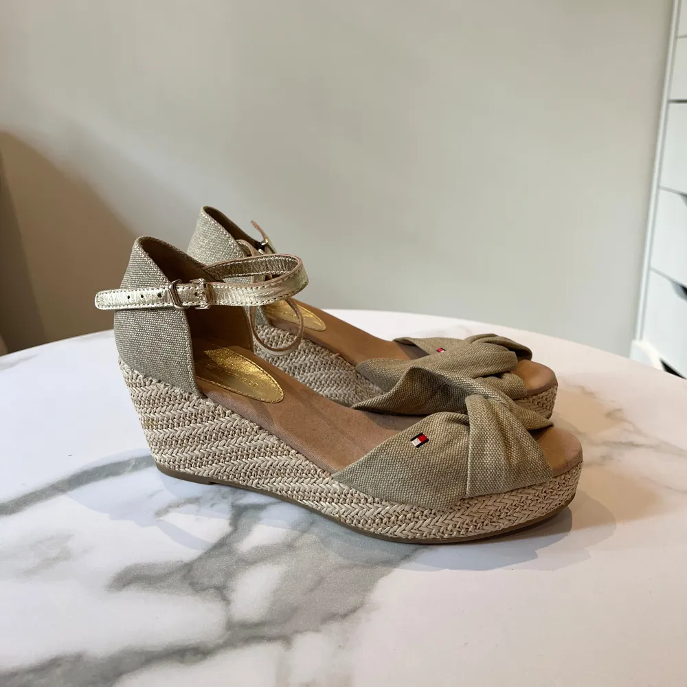 Superfina kilklackar frĂ„n Tommy Hilfiger i storlek 37đ dom Ă€r anvĂ€nda men i bra skick!đ klacken Ă€r ca 6 cm. KengĂ€t.
