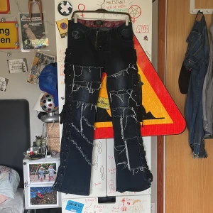 Rock Rebel jeans - Säljer dessa jättesnygga rock rebel jeans från 2000-talet, de har många snygga detaljer och jättecool laceup detalj längs sidorna. Säljer då de är för stora