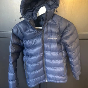 Peak Performance Vinterjacka nyskick - Använd få gånger. Storlek 150. Marinblå. Vinterjacka. Nyskick. 
