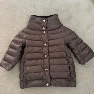 Herno jacka 42IT - Så snygg trekvartsärmad herno jacka i 42IT i superbra skick som går att väckla in och ut mellan svart och beige/brun! Så effektiv och passar alla outfits. Den är tjock, så är perfekt till vintern + att den då passar mindre storlekar. Skriv för fler b